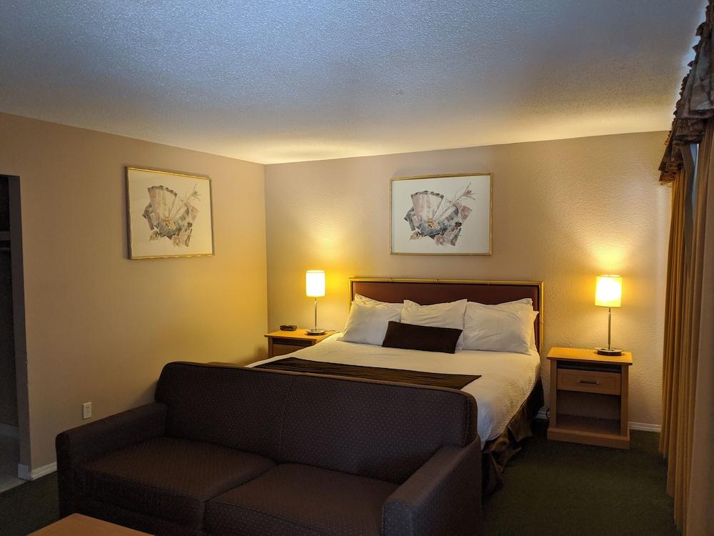 Howard Johnson By Wyndham Downtown Kamloops Esterno foto