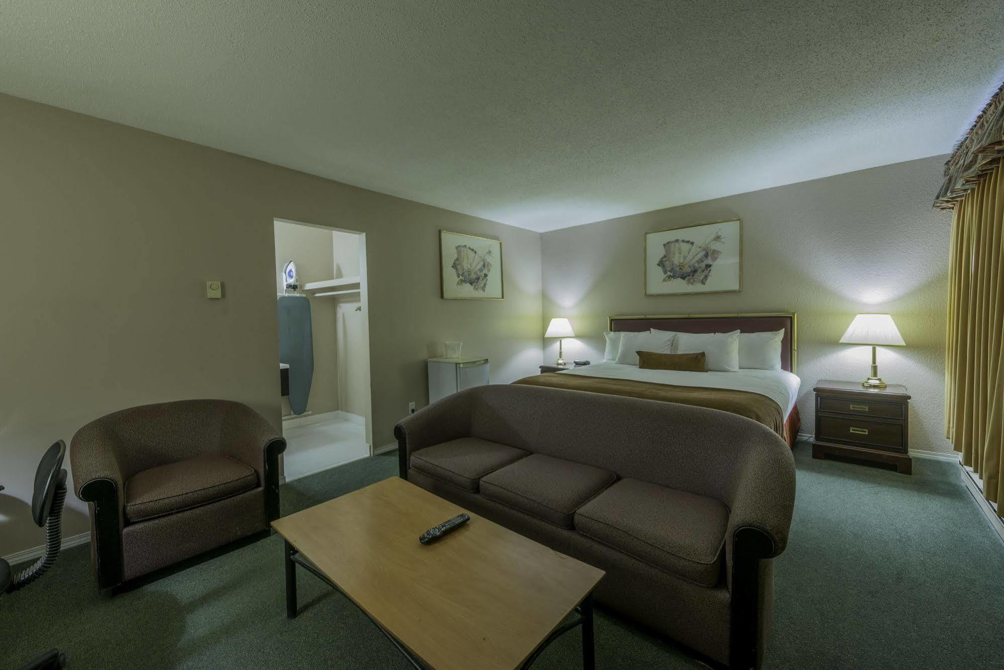 Howard Johnson By Wyndham Downtown Kamloops Esterno foto