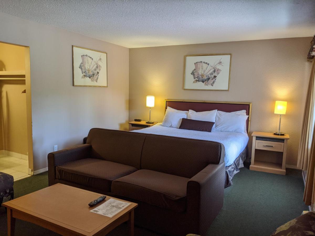 Howard Johnson By Wyndham Downtown Kamloops Esterno foto